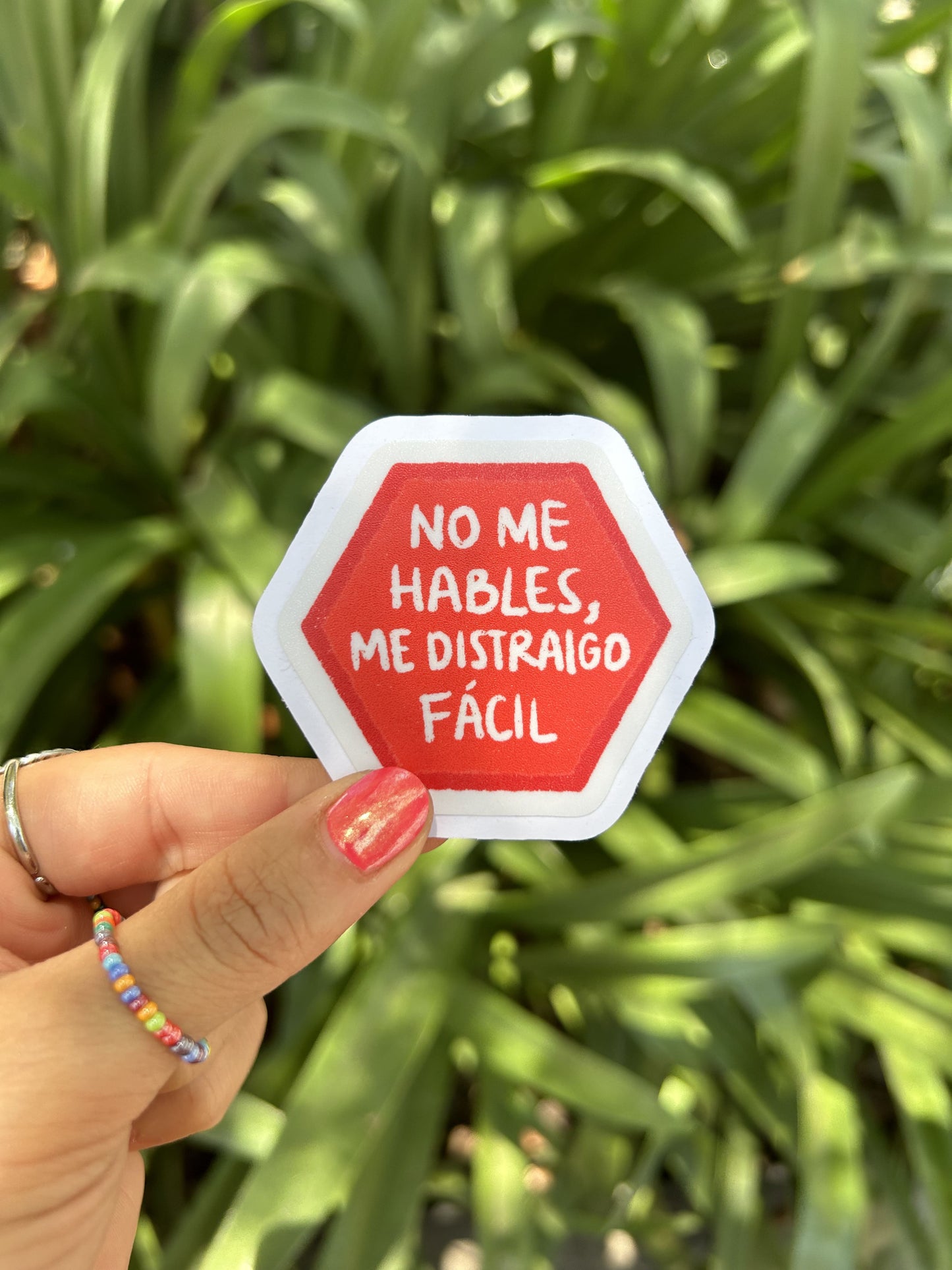 Sticker No me hables, me distraigo fácil