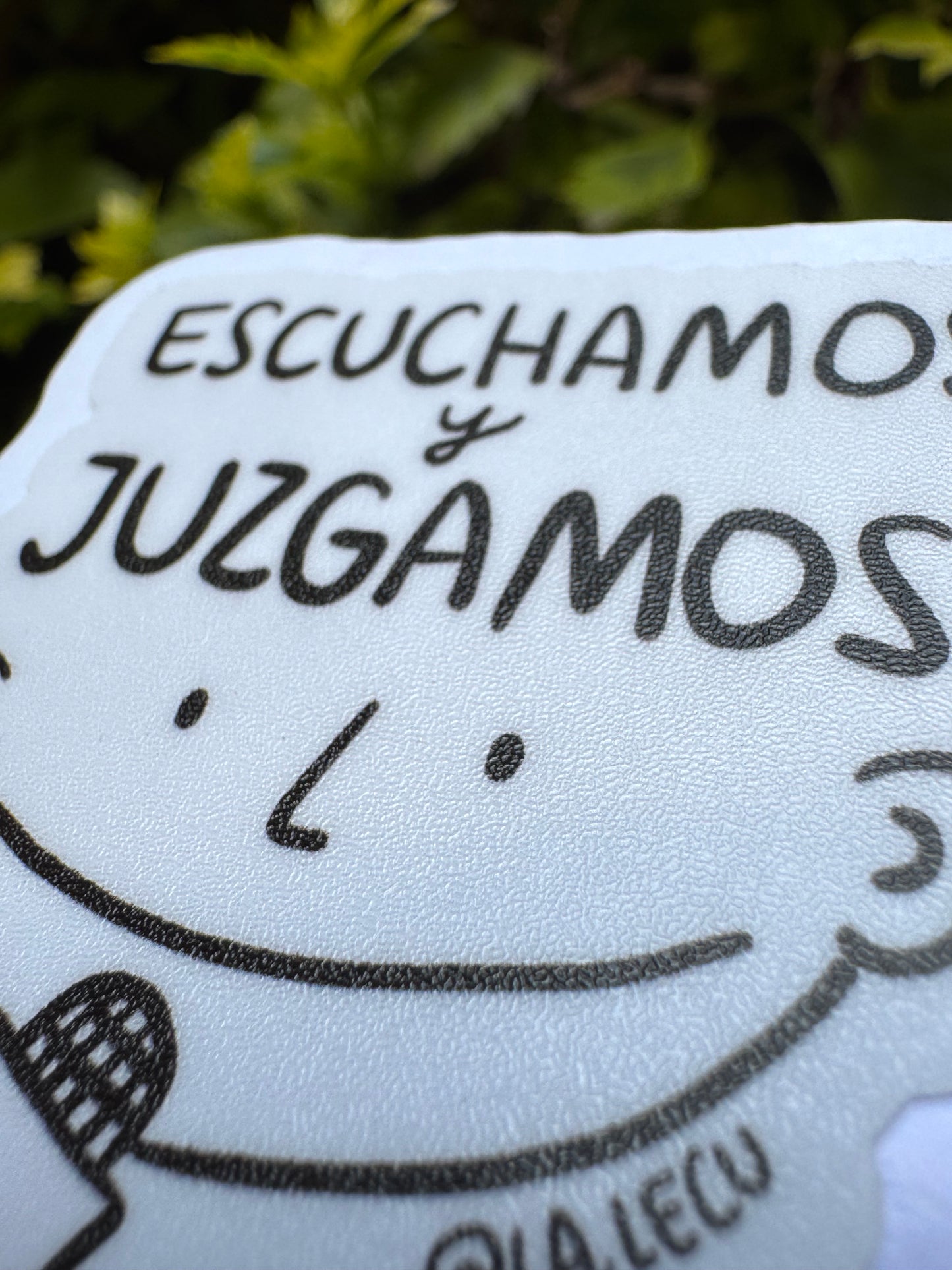 Sticker Escuchamos Y Juzgamos